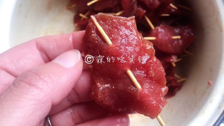 牙签牛肉,腌制好的牛肉片，用牙签串起，象这样把肉展开了穿。