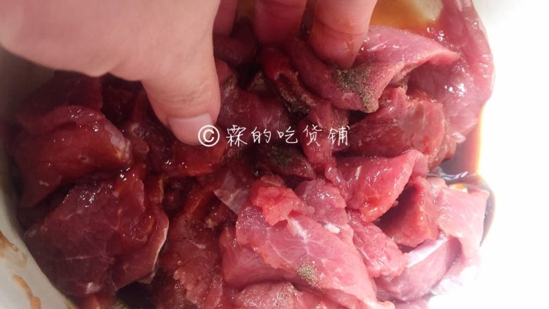 牙签牛肉,用手抓拌均匀，腌制半小时以上