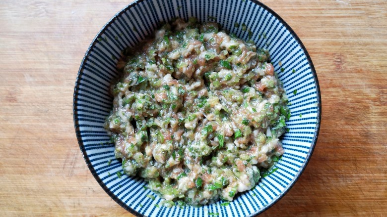 翡翠饺子——用一盘情意绵绵的饺子温暖整个冬天,记住一定要再次按同一方向搅拌均匀,这时芹菜饺子馅才算大功告成。包饺子的关键就在于馅料,如果饺子馅调制不好,一种美餐就被浪费了。