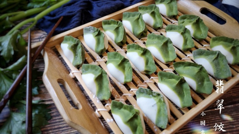 翡翠饺子——用一盘情意绵绵的饺子温暖整个冬天,翡翠饺子成品。看着这高颜值的饺子你还能经得住诱惑吗?