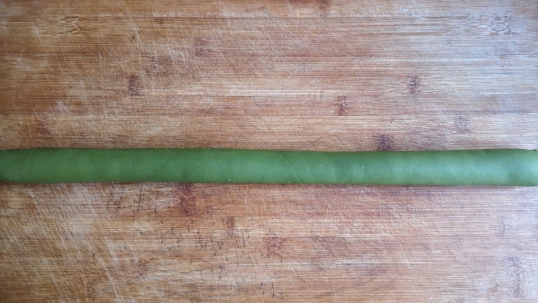 翡翠饺子——用一盘情意绵绵的饺子温暖整个冬天,用绿色椭圆形面饼把白色长条面包裹起来,再次搓成圆柱形长条(绿色面饼刚刚能包裹住白色面条为宜)。