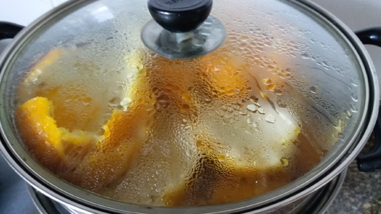 自制陈皮,晒过一天的橘子皮会干瘪很多,第二天上蒸锅蒸10分钟左右