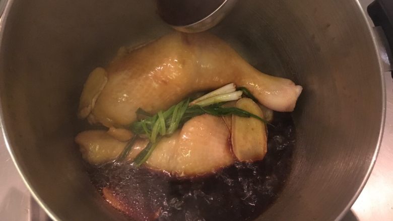 史上无敌懒之油鸡腿,盖起来,烧开焖煮10分钟后,掀盖用汤勺把汤汁持续做浇淋让鸡腿上色