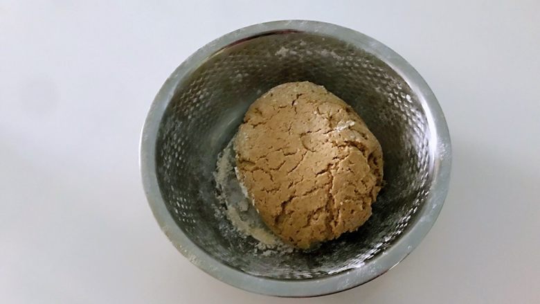 黑豆渣窝窝头,面不要太软,稍硬一些,不然不好成型,豆渣没给出重量是因为豆渣的量有水份多少不好算,我的豆渣是带豆浆的,不是特别干的那种,因为没有过滤,直接倒出了上面的豆浆。揉成面团,盖好,饧发二十分钟。