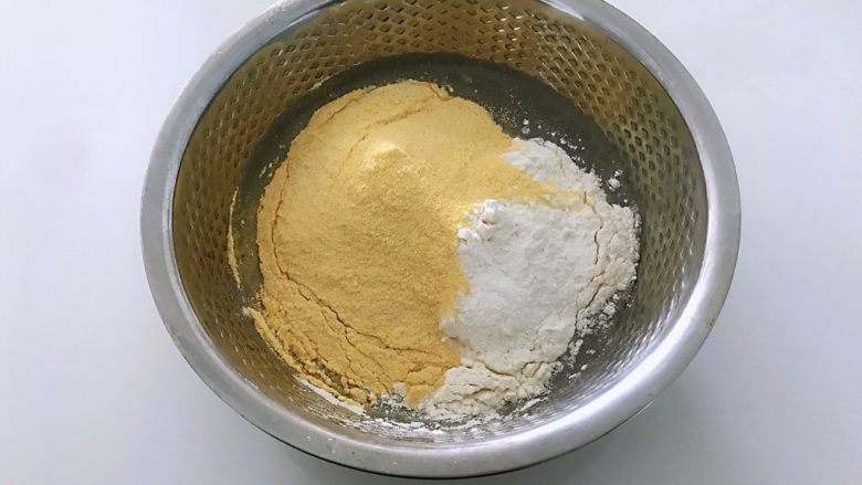 黑豆渣窝窝头,将所有原料倒入装有豆渣的盆中,搅拌成小面絮状,喜欢吃甜的可以加适量白砂糖,我做的是原味的。