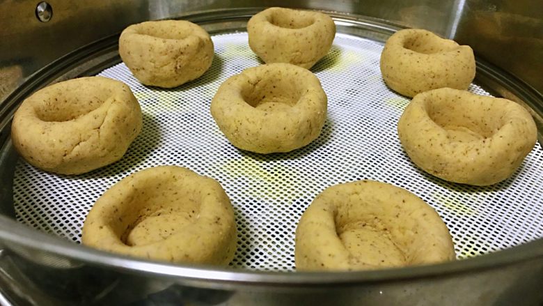 黑豆渣窝窝头,将所有面团按此步骤依次做好,冷水上蒸锅,蒸18分钟。