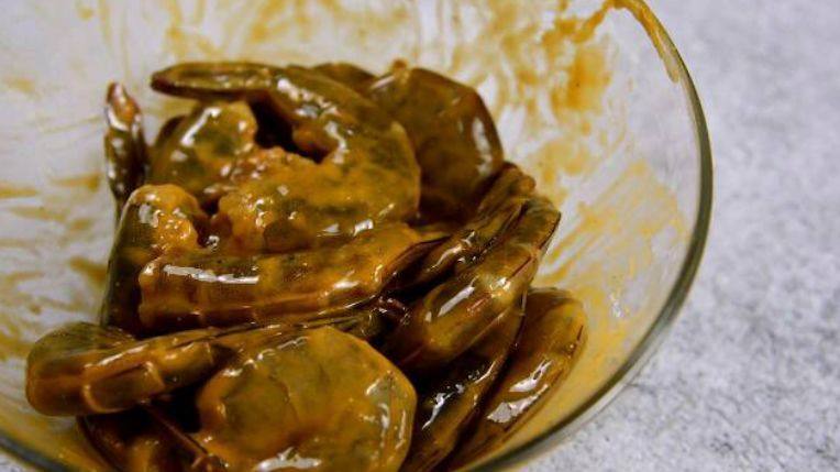 一入口就是满嘴的酥脆喷香——快手香酥虾,抓匀,腌制10分钟