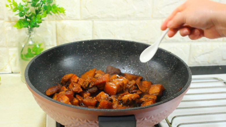 懒人版土豆红烧肉,20分钟后加<a style='color:red;display:inline-block;' href='/shicai/ 756'>鸡精</a> 尝一下再决定是否加盐,翻炒片刻就可以出锅了。