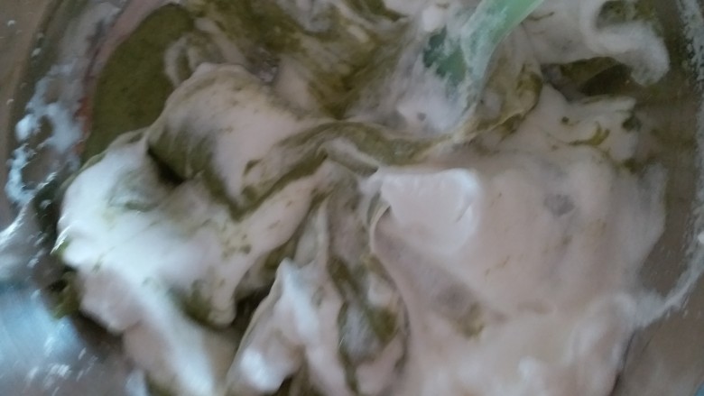 抹茶戚风~,倒回蛋白盆里,拌匀。