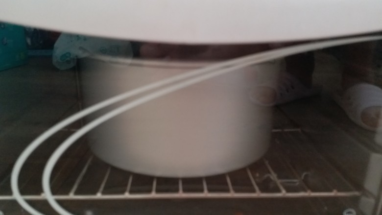 抹茶戚风~,倒模放进烤箱
150度上下火,40分钟
