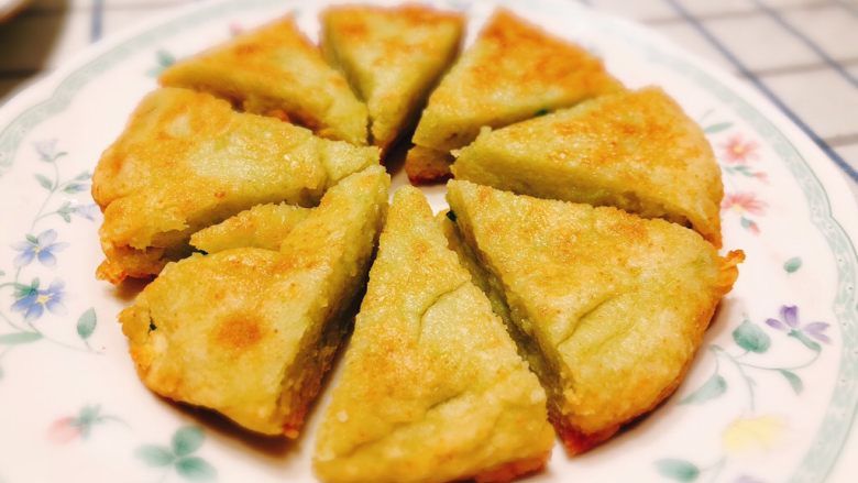 早餐豆渣饼-被遗弃的豆渣大变身,成品图:第一次做,没有让我失望的一块饼。