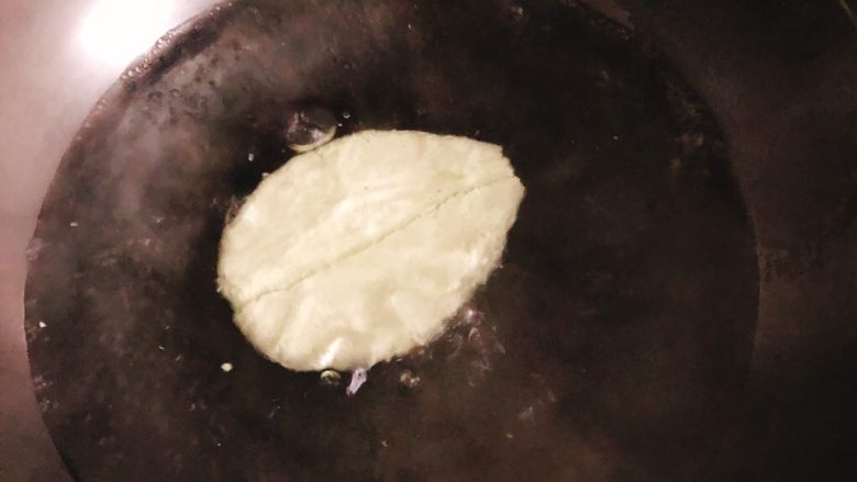 养生简单葱油蒸豆腐-早餐稀饭搭档,锅里水烧开,放入豆腐捞2分钟,去除豆腥味。