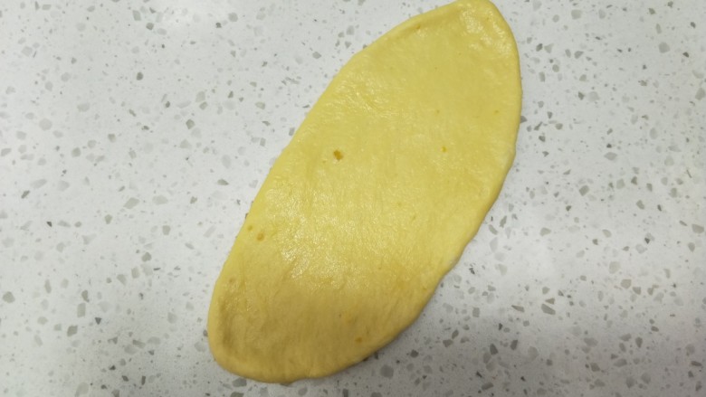南瓜芋泥小餐包,取一面团擀成长条