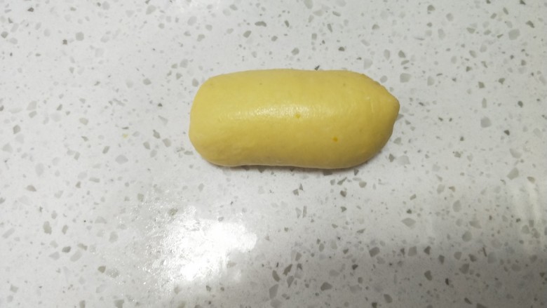 南瓜芋泥小餐包,捏紧收口,稍做整理放入烤盘