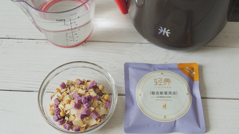 藜麦紫薯豆浆,准备好所有的食材。豆料包两袋,搭配600毫升的水,比例是正好的。