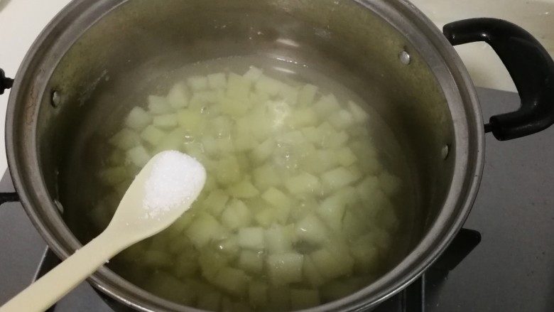 金昌鱼土豆,锅中,放入土豆,适量清水,一小勺盐烧开,使土豆入味