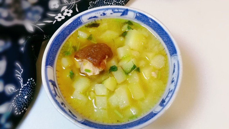 金昌鱼土豆,金昌鱼的鲜味,香菜的香味使粉粉的土豆特别好吃