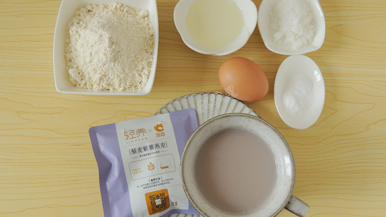 豆浆松饼,准备好所有的食材。豆料包放入豆浆机磨成豆浆,倒出一杯来晾凉备用。