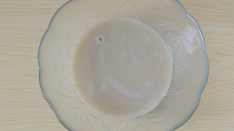 豆浆松饼,加入100g藜麦紫薯豆浆,拌匀。
