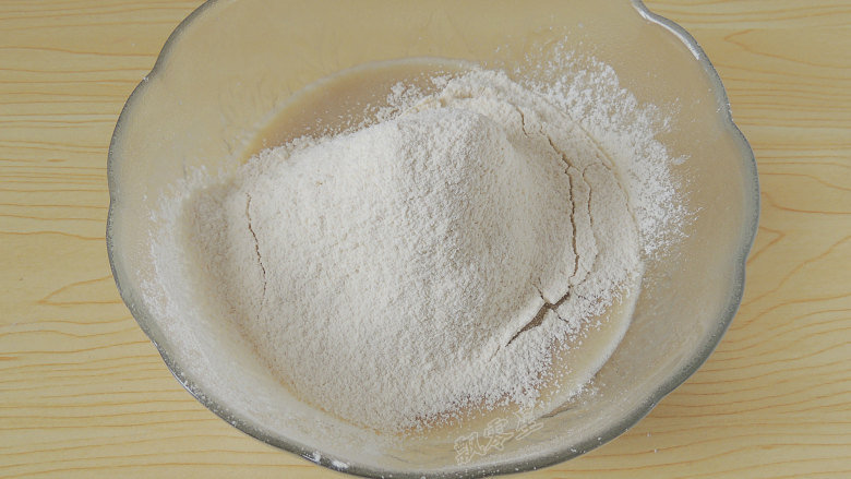 豆浆松饼,将100g<a style='color:red;display:inline-block;' href='/shicai/ 548'>低筋面粉</a>和3g无铝泡打粉混合均匀,然后过筛到碗中。
