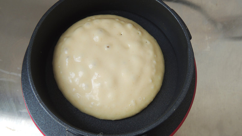 豆浆松饼,等表面出现小气泡的时候,翻面继续加热几秒钟,一个松饼就完成了。然后继续做下一个,直到把剩下的面糊用完。