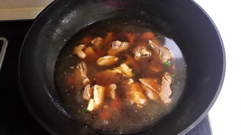 红烧羊排,加入开水,水量没过羊排