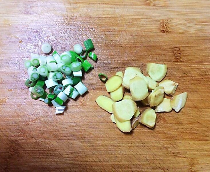 红烧羊排,大葱切成葱花,鲜姜切成小片
