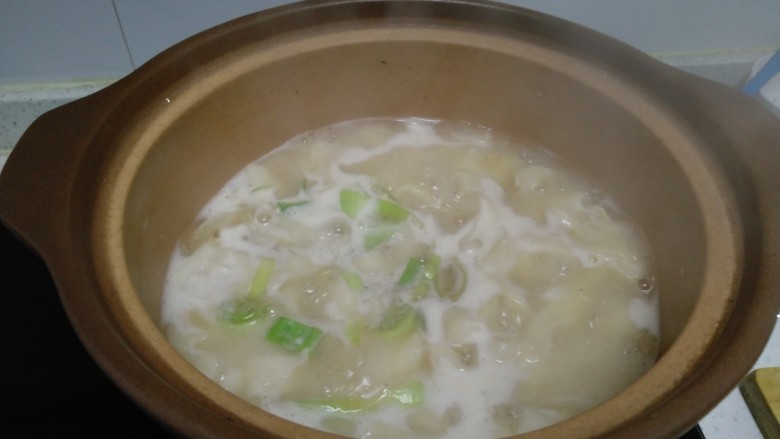 砂锅虾米手擀面,面条煮至断生,倒入腌制的葱花。