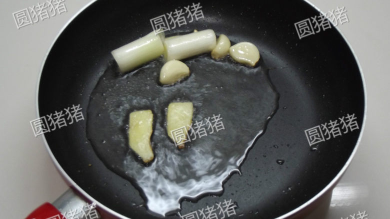 栗子烧鸡,锅内放入油,3成热时放入葱、姜、蒜炒出香味。