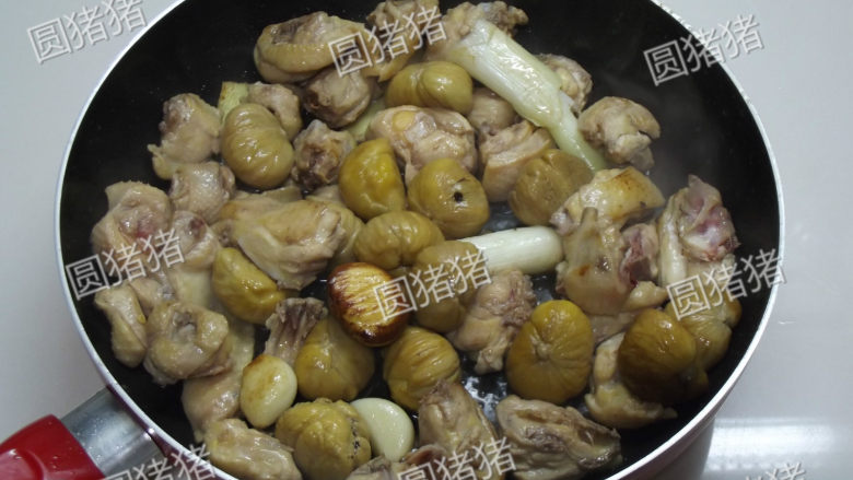 栗子烧鸡,当鸡表面变的有些微黄时,加入板栗翻炒均匀。