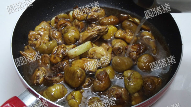 栗子烧鸡,加入热开水,水量没过鸡块。