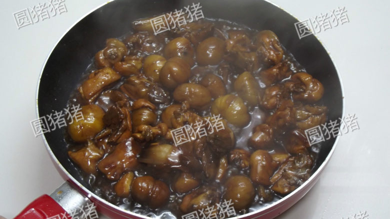 栗子烧鸡,加盖大火烧开后,转小火焖25分钟至汤汁浓稠即可。