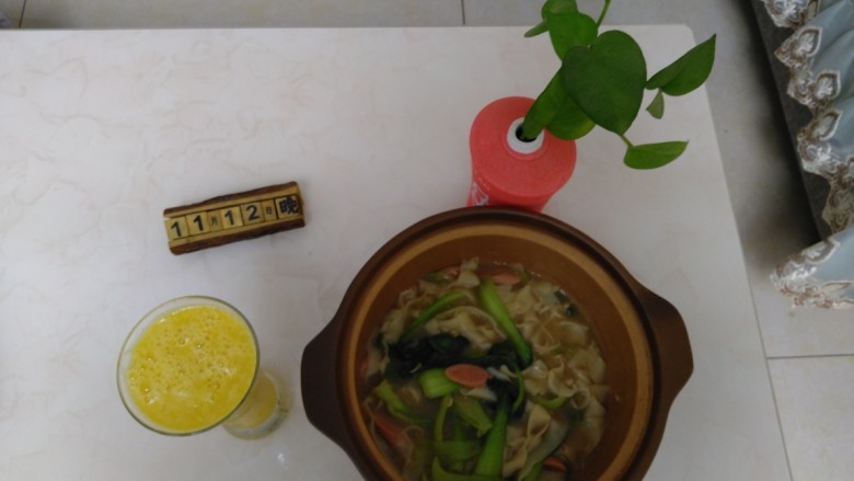砂锅虾米手擀面,再加上自制的橙汁,好吃的不要不要的。