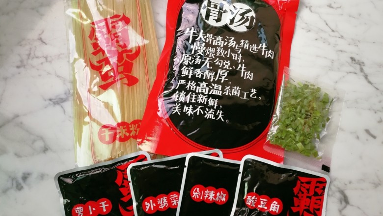 红烧牛肉米粉,拆开包装，里面分别是<a style='color:red;display:inline-block;' href='/shicai/ 547'>米粉</a>，牛骨原汤，<a style='color:red;display:inline-block;' href='/shicai/ 754'>萝卜干</a>，<a style='color:red;display:inline-block;' href='/shicai/ 7119'>外婆菜</a>，<a style='color:red;display:inline-block;' href='/shicai/ 4870'>剁辣椒</a>，<a style='color:red;display:inline-block;' href='/shicai/ 5085'>酸豆角</a>，葱