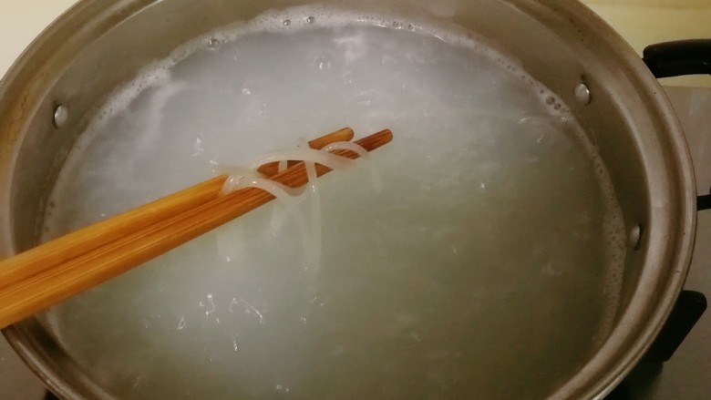 红烧牛肉米粉,烧开转小火烧十分钟,中途用筷子搅一搅,防止糊底