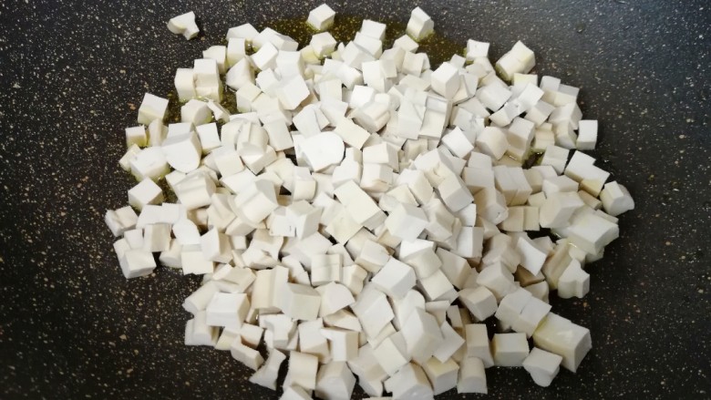 骨汤米线, 炒锅烧热倒入适量的食用油,下入豆腐干。