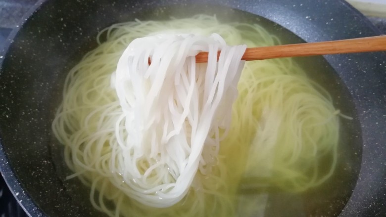 骨汤米线, 南一味的米线是真空包装半干的,所以取出稍微用水泡一下就可以煮了。
米线煮熟捞出过一下凉水备用。