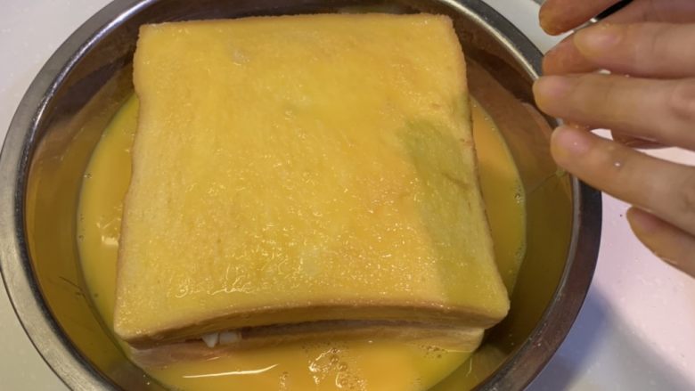 超浓鸡蛋芝士西多士,双面蘸上蛋液,尽量蘸多一点