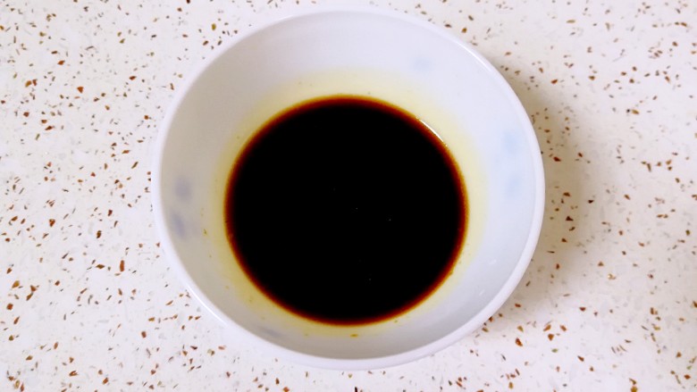 红烧带鱼,提前用<a style='color:red;display:inline-block;' href='/shicai/ 31426'>红烧酱油</a>、醋、<a style='color:red;display:inline-block;' href='/shicai/ 10588'>糖</a>、盐、<a style='color:red;display:inline-block;' href='/shicai/ 756'>鸡精</a>和<a style='color:red;display:inline-block;' href='/shicai/ 156925'>水</a>调一个红烧汁料碗备用。