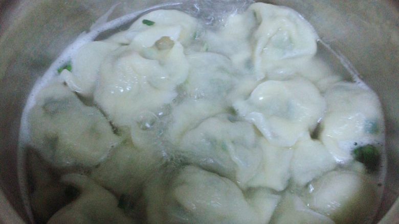 韭菜猪肉水饺,水烧开下饺子,煮至饺子翻肚皮就可以啦