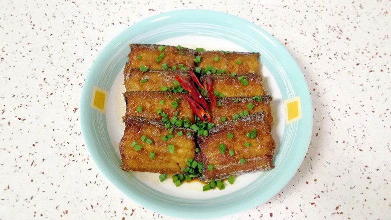 红烧带鱼, 撒上葱花和辣椒丝装饰一下,红烧带鱼做好了。