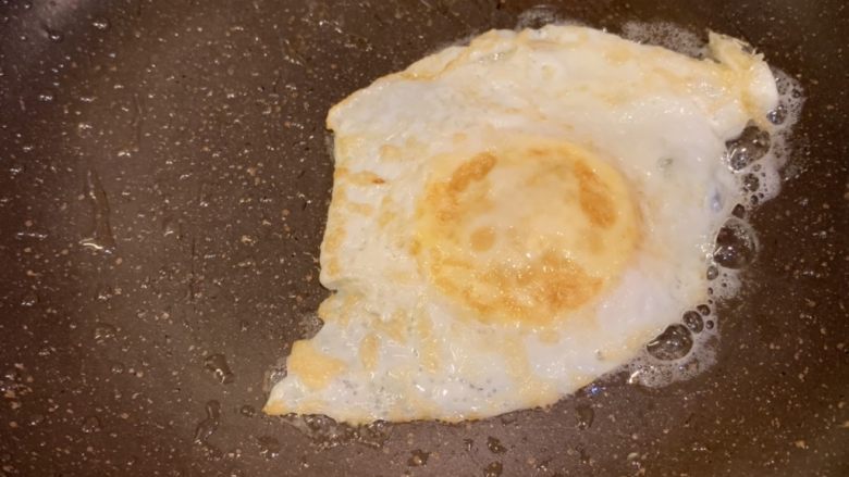超浓鸡蛋牛肉西多士,冷锅热油,把鸡蛋煎至两面金黄拿出来