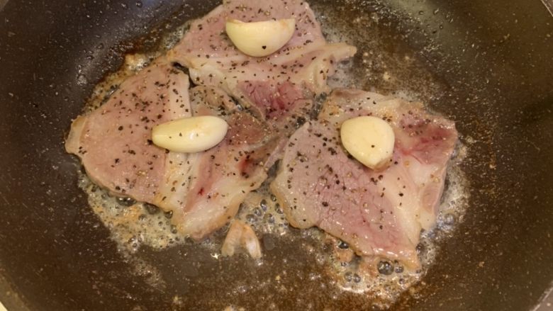 超浓鸡蛋牛肉西多士,牛肉翻一面,撒上黑胡椒粒,盖上锅盖焖2分钟,这样使牛肉嫩一点