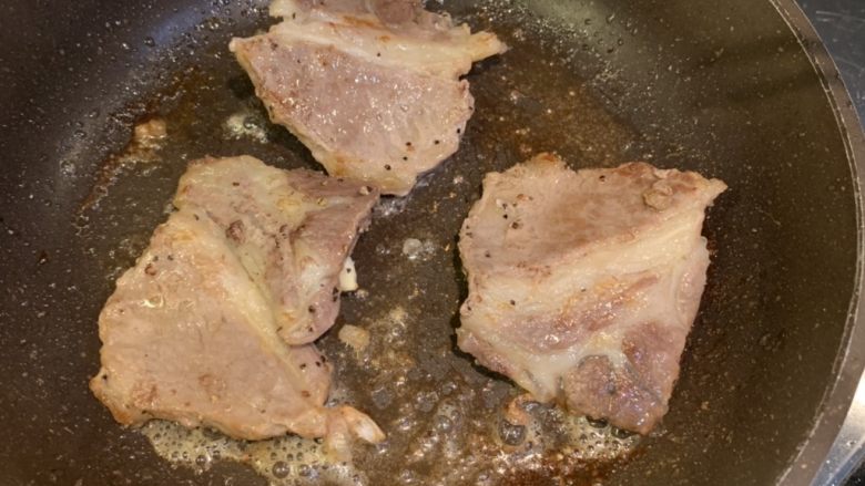 超浓鸡蛋牛肉西多士,翻另一面,把牛肉盖在蒜上面,煎好拿出来