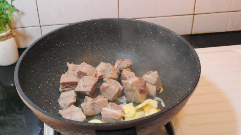 排骨豆角焖面,适量油 倒入焯水过的排骨和葱姜,煸炒出微微金黄