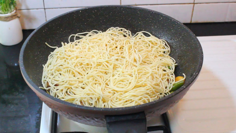 排骨豆角焖面,把切面铺平均 盖上中小火焖8分钟,注意多留点汤汁