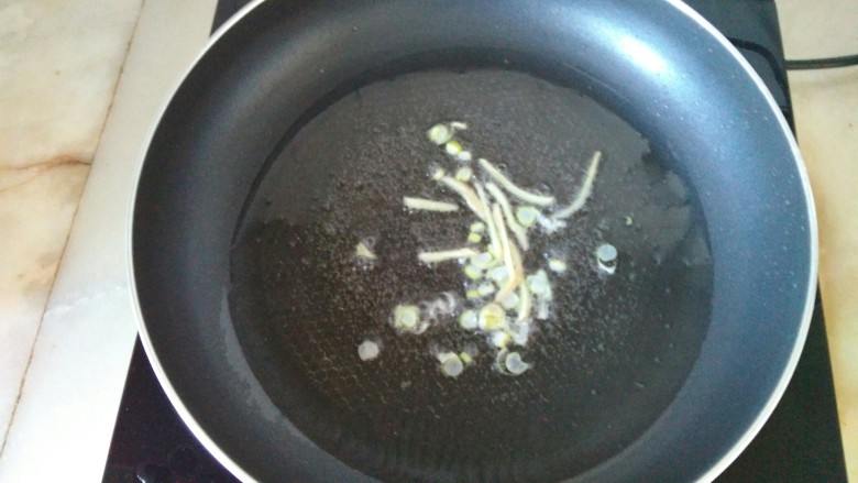 海带根炖豆腐,锅烧热,放入食用油,加入葱姜丝爆香