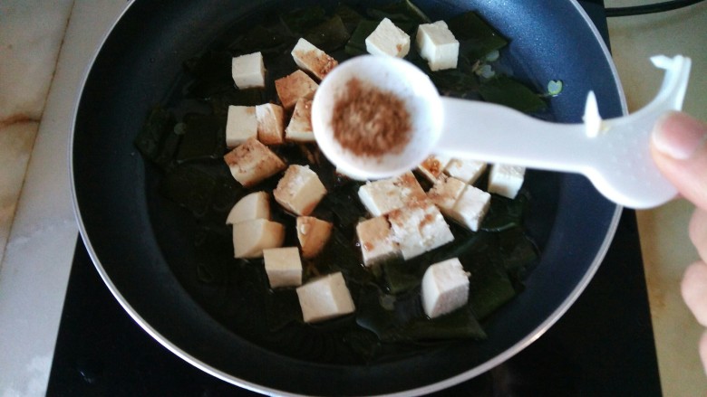 海带根炖豆腐,添加清水没过豆腐,半小勺<a style='color:red;display:inline-block;' href='/shicai/ 829'>十三香</a>