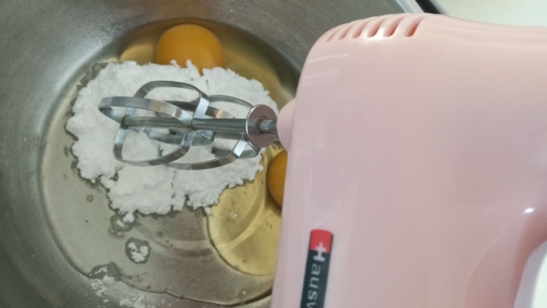 甜甜圈葡萄干蒸蛋糕,打蛋盆坐60度左右的水里电动打蛋器高速打发