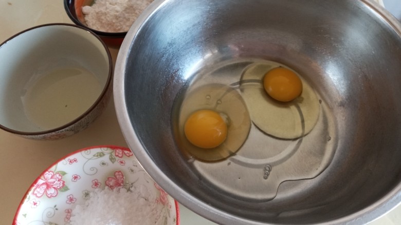 甜甜圈葡萄干蒸蛋糕,原料秤重